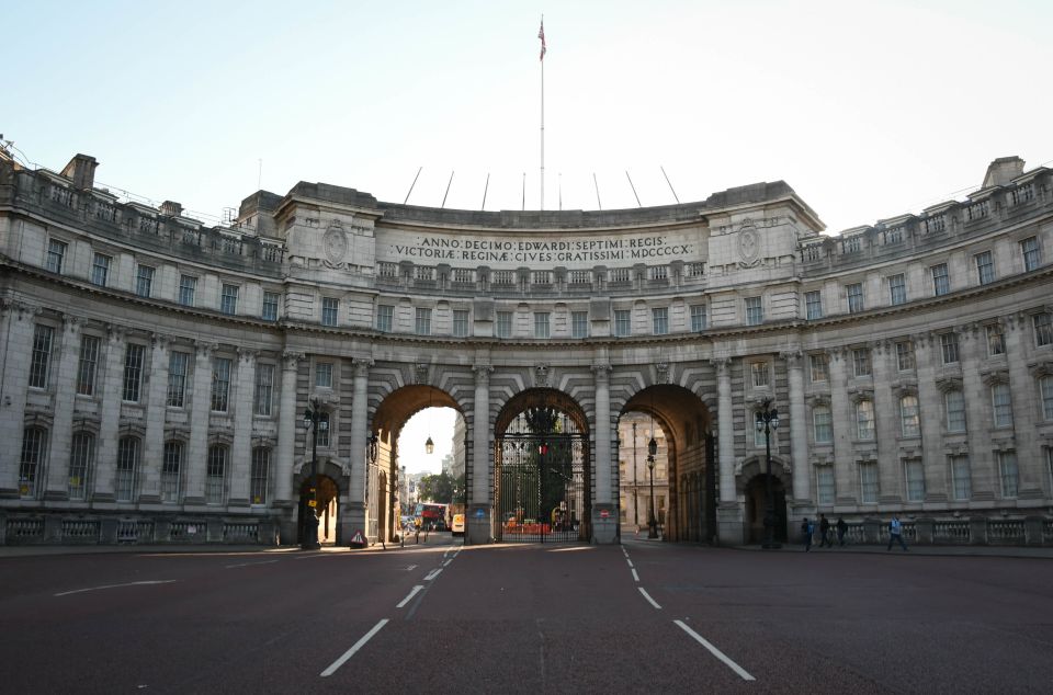 London: Top 30 Sights Walking Tour and London Dungeon Entry - Entering The London Dungeon: from landmarks to scares