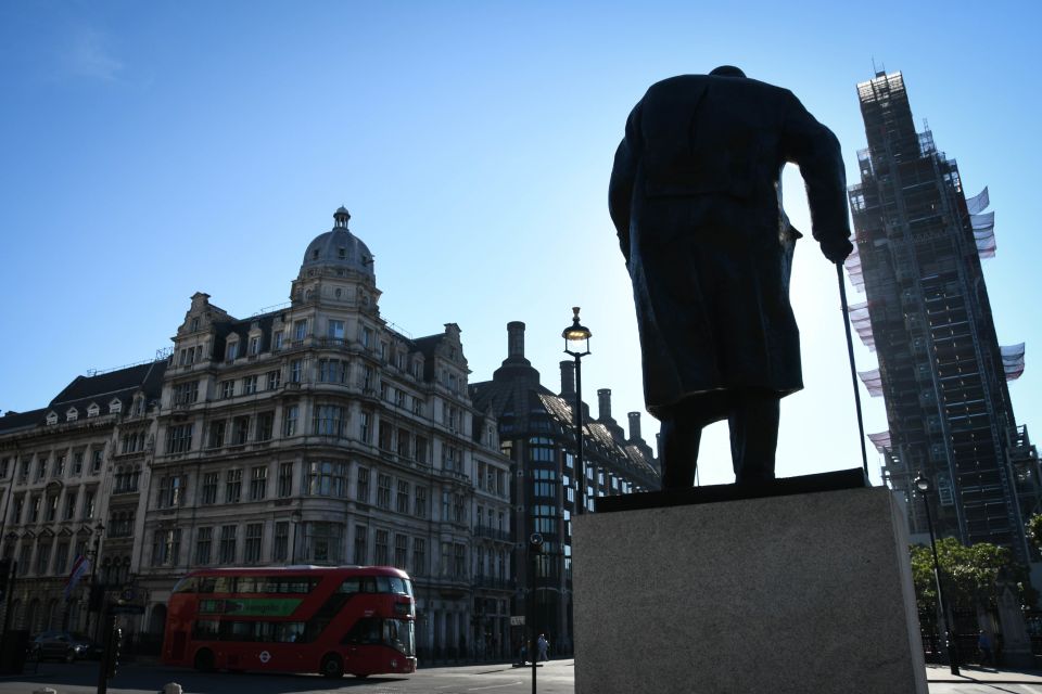 London: Top 30 Sights Walking Tour and London Dungeon Entry - London Bridge and the Tower area: the 30-sight payoff