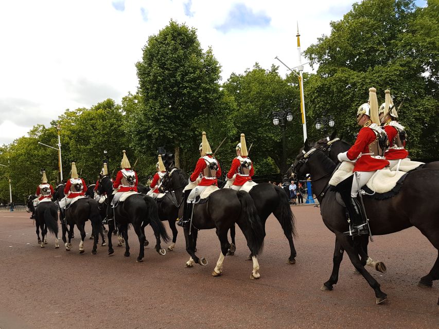London: Top 30 Sights Walking Tour and The Shard Entry - Buckingham Palace and Westminster: where the photos match the drama