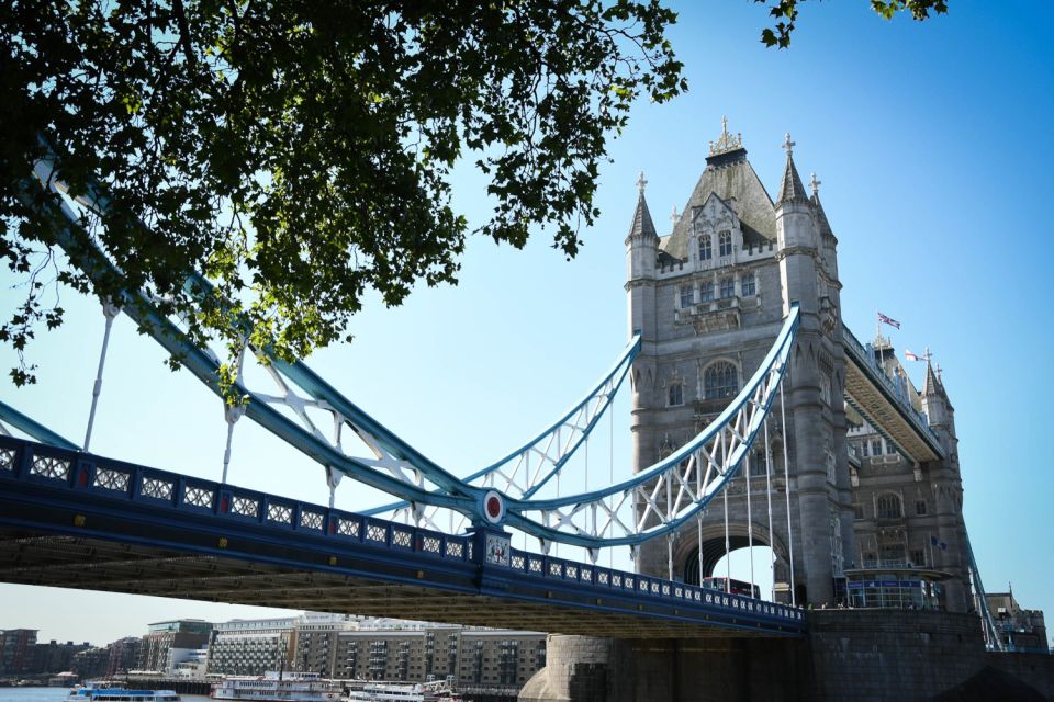London: Top 30 Sights Walking Tour and Tower Bridge Exhibit - Guide style and small-group energy