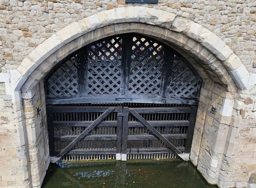 London: Tower of London Guided Tour with Boat Ride - Skip-the-line Tower access: how you use your time best