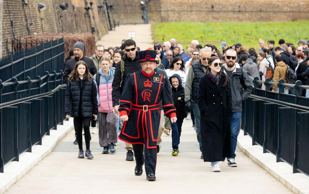 London: Tower of London, Thames Boat & Changing of the Guard - Crown Jewels early access: seeing the Jewel House before the crush
