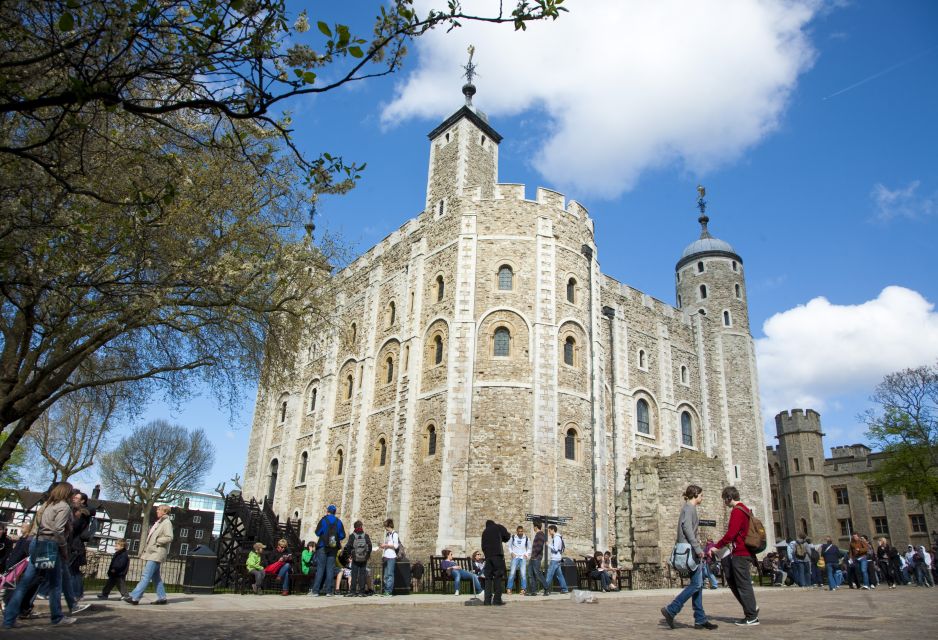 London: Tower of London, Thames Boat & Changing of the Guard - Thames boat ride: turning the transfer into a view break
