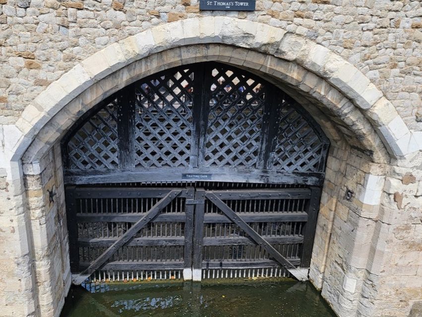 London: Tower of London Tour with Crown Jewels & Beefeaters - Skip-the-Line Entry: Helpful, Not Magic