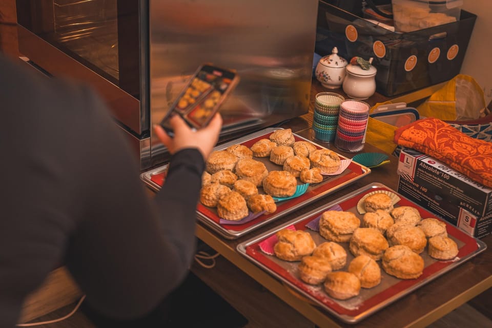 London: Traditional English Scone Making and Tea Workshop - Tea time in London: how the tea and scone pairing works