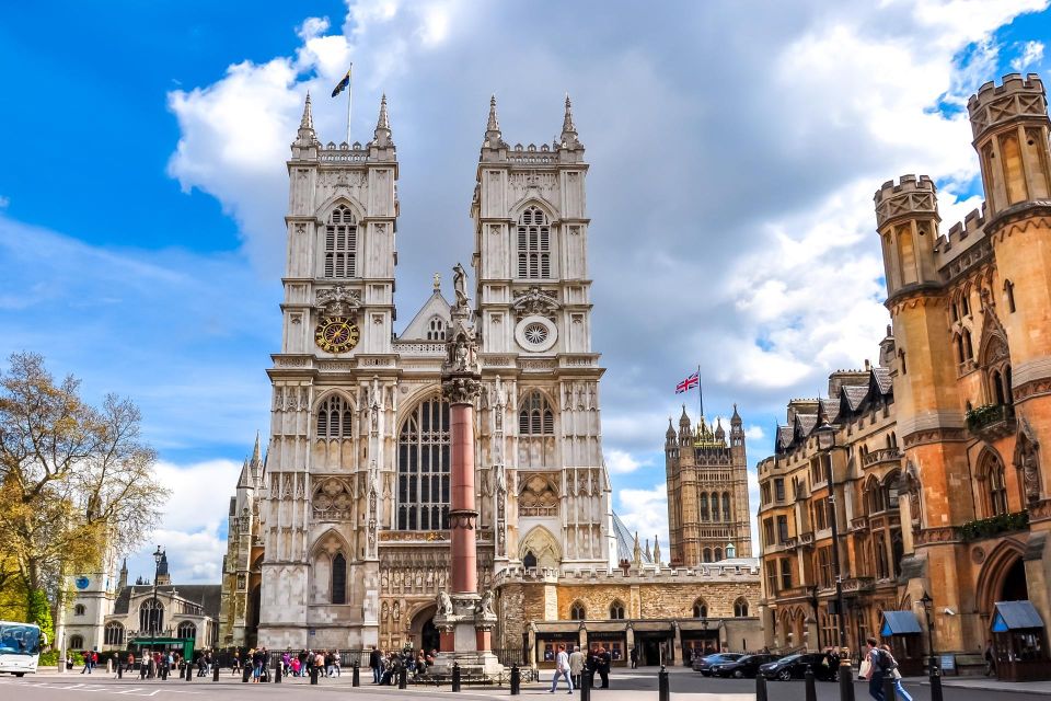 London Westminster Abbey French Tour with Fast-Track Tickets - The Abbey shop break: a small pause that keeps the pace human