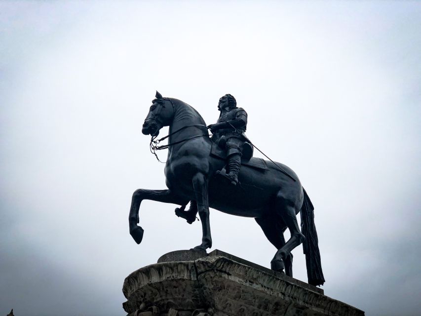Royal London: from Saxons to Tudors & Stuarts Walking Tour - Meeting at Waterstones: your start point and what the tour feels like