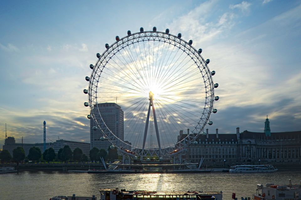 The London Eye Champagne Experience - VIP Desk at County Hall: where your London Eye timing starts